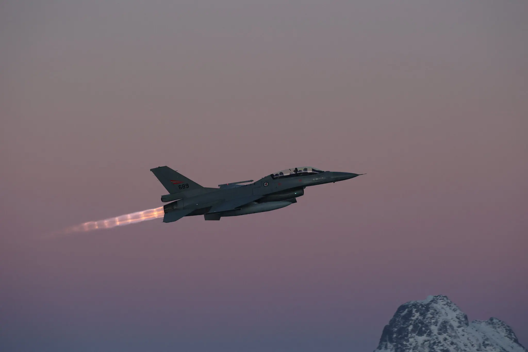 F-16 в аеропорту Бодо, Норвегія, 3 січня. Розгортання літаків Україною буде обмежено браком навчених пілотів і технічного персоналу